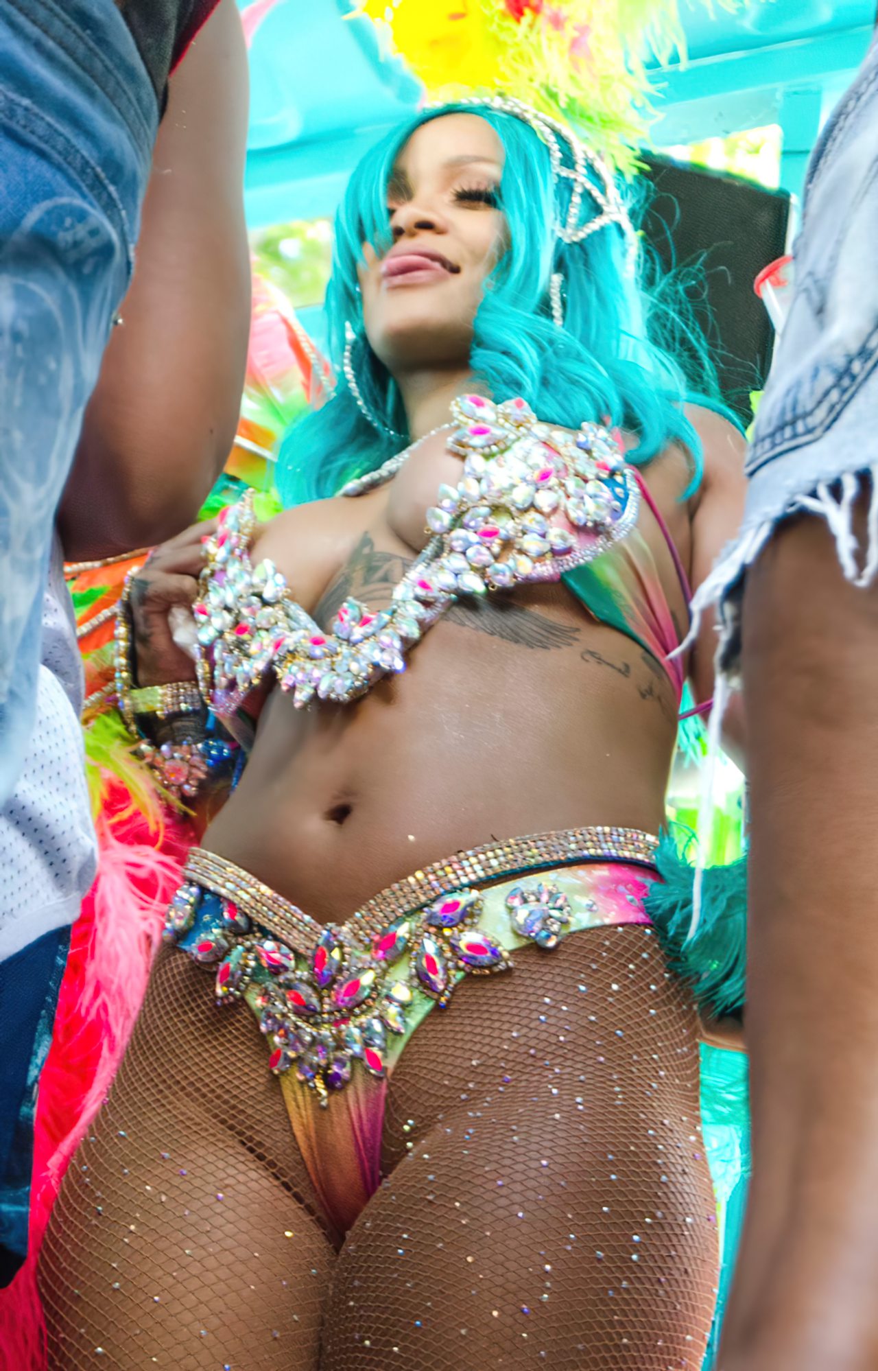 Rihanna Sexy Carnaval (16)